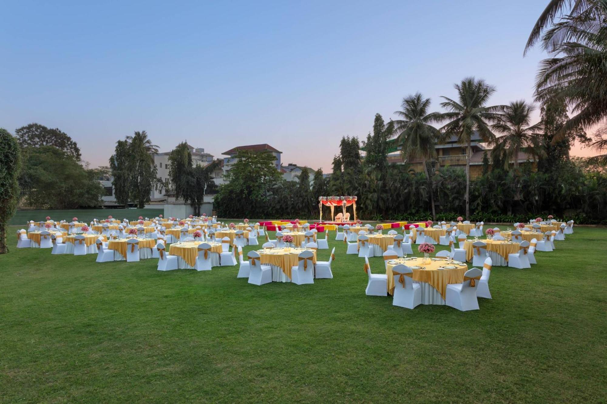 Surat Marriott Hotel Esterno foto